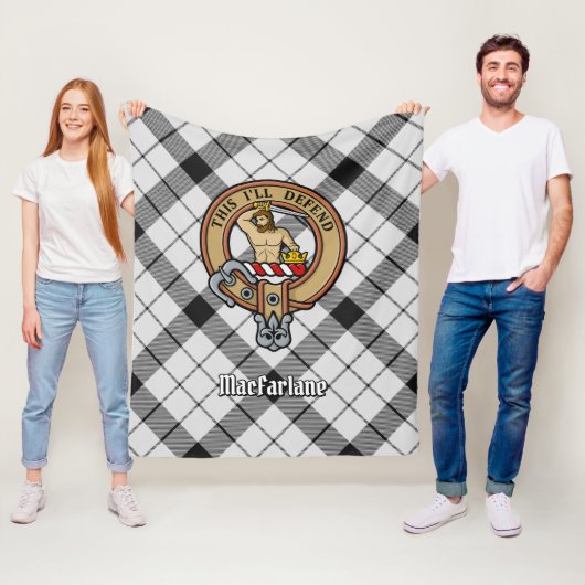 Clan MacFarlane Wappen über Schwarz-Weiß-Tartan Fleecedecke (Beispiel)