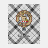 Clan MacFarlane Wappen über Schwarz-Weiß-Tartan Fleecedecke (Vorderseite)
