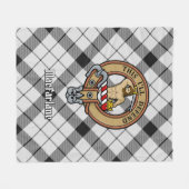 Clan MacFarlane Wappen über Schwarz-Weiß-Tartan Fleecedecke (Vorderseite (Horizontal))