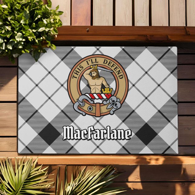 Clan MacFarlane Wappen über Schwarz-Weiß-Tartan Fußmatte (Von Creator hochgeladen)