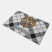 Clan MacFarlane Wappen über Schwarz-Weiß-Tartan Fußmatte (Schrägansicht)