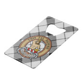 Clan MacFarlane Wappen über Schwarz-Weiß-Tartan Geldbeutel Flaschenöffner (Vorderseite Schrägansicht)