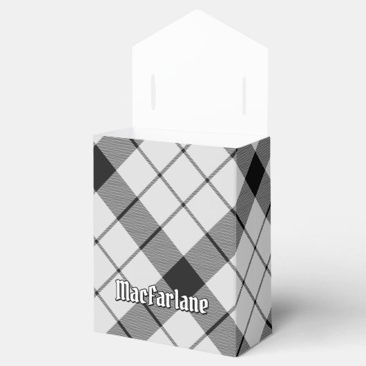 Clan MacFarlane Wappen über Schwarz-Weiß-Tartan Geschenkschachtel (Geöffnet)