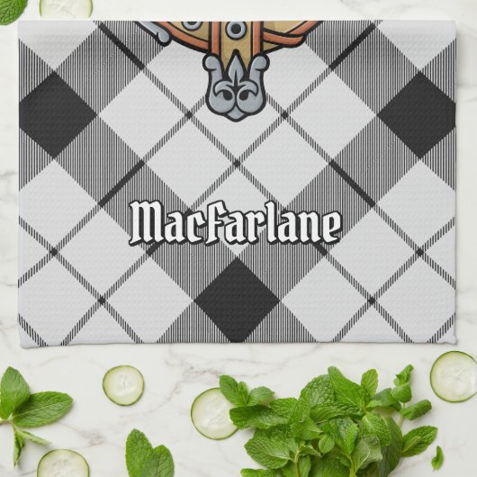 Clan MacFarlane Wappen über Schwarz-Weiß-Tartan Geschirrtuch (Gefaltet)