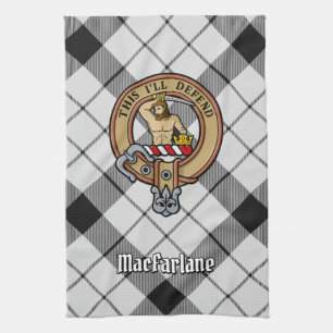 Clan MacFarlane Wappen über Schwarz-Weiß-Tartan Geschirrtuch