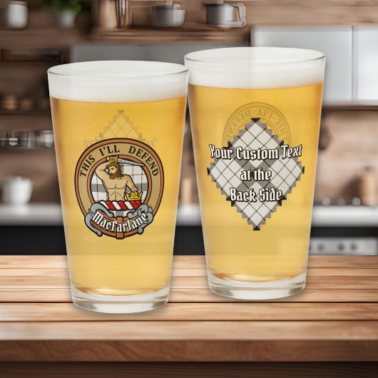 Clan MacFarlane Wappen über Schwarz-Weiß-Tartan Glas