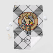 Clan MacFarlane Wappen über Schwarz-Weiß-Tartan Golfhandtuch (Insitu)