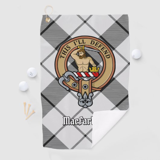 Clan MacFarlane Wappen über Schwarz-Weiß-Tartan Golfhandtuch (Insitu)