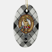 Clan MacFarlane Wappen über Schwarz-Weiß-Tartan Keramik Ornament (Rechts)