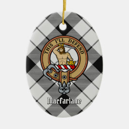Clan MacFarlane Wappen über Schwarz-Weiß-Tartan Keramik Ornament