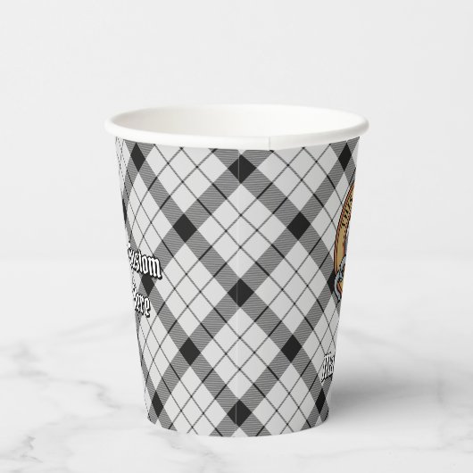 Clan MacFarlane Wappen über Schwarz-Weiß-Tartan Pappbecher (Rechts)