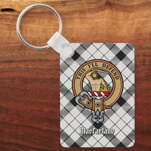 Clan MacFarlane Wappen über Schwarz-Weiß-Tartan Schlüsselanhänger (Vorderseite)