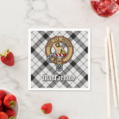 Clan MacFarlane Wappen über Schwarz-Weiß-Tartan Serviette (Beispiel)