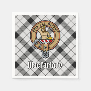 Clan MacFarlane Wappen über Schwarz-Weiß-Tartan Serviette