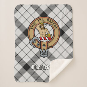 Clan MacFarlane Wappen über Schwarz-Weiß-Tartan Sherpadecke