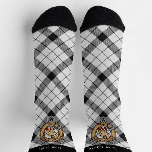 Clan MacFarlane Wappen über Schwarz-Weiß-Tartan Socken (Oben)