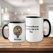 Clan MacFarlane Wappen über Schwarz-Weiß-Tartan Tasse