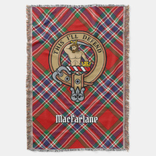 Clan MacFarlane-Wappen über Tartan Decke