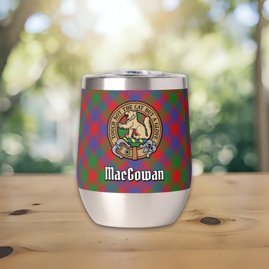 Clan MacGowan Wappen über Tartan