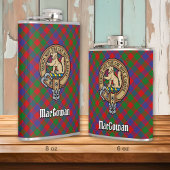 Clan MacGowan Wappen über Tartan Flachmann