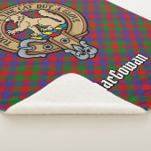 Clan MacGowan Wappen über Tartan Sherpadecke (3/4)
