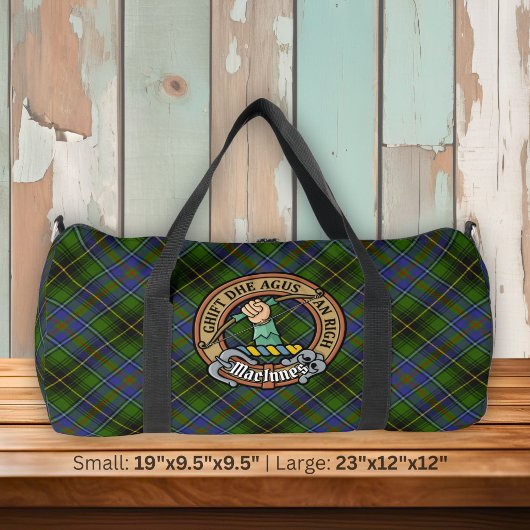 Clan MacInnes-Wappen über Tartan Duffle Bag