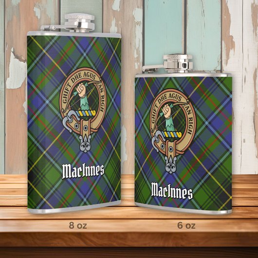 Clan MacInnes Wappen über Tartan Flachmann