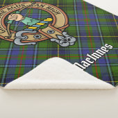 Clan MacInnes Wappen über Tartan Sherpadecke (3/4)