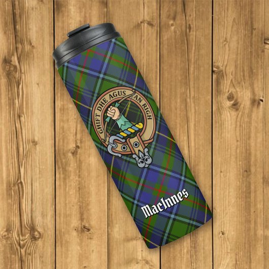 Clan MacInnes Wappen über Tartan Thermosbecher