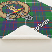 Clan MacIntyre Wappen über Tartan Sherpadecke (3/4)