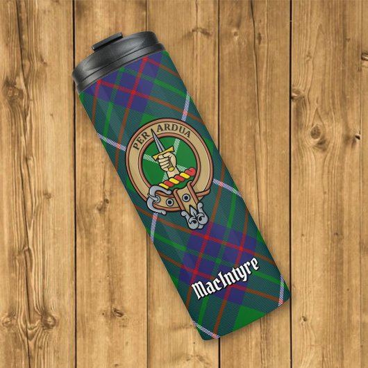 Clan MacIntyre Wappen über Tartan Thermosbecher