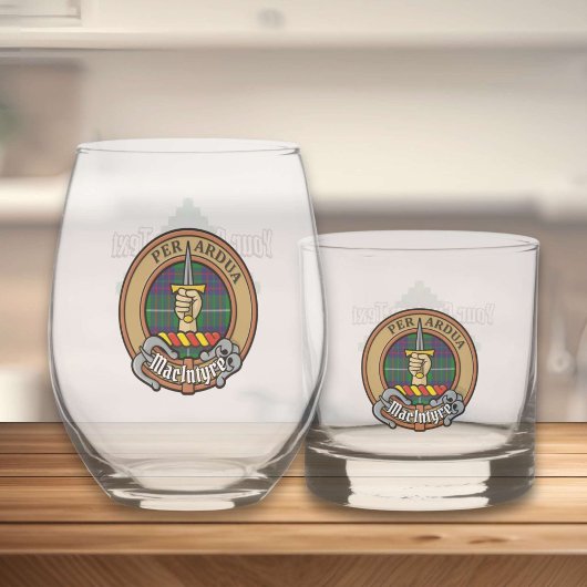 Clan MacIntyre Wappen über Tartan Whiskyglas