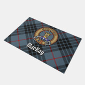 Clan MacKay Wappen über Blue Tartan Fußmatte (Schrägansicht)
