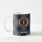Clan MacKay Wappen über Blue Tartan Kaffeetasse (Links)