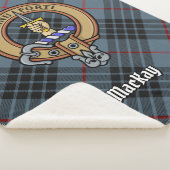 Clan MacKay Wappen über Blue Tartan Sherpadecke (3/4)