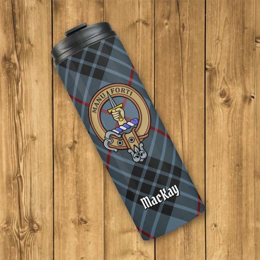Clan MacKay Wappen über Blue Tartan Thermosbecher
