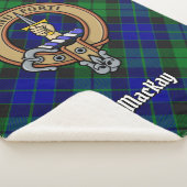 Clan MacKay Wappen über Tartan Sherpadecke (3/4)