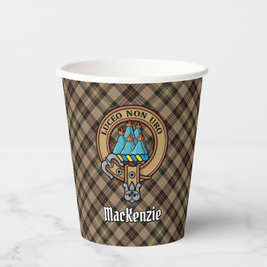 Clan MacKenzie Wappen über Brown Hunting Tartan Pappbecher (Vorderseite)
