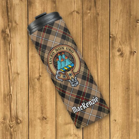 Clan MacKenzie Wappen über Brown Hunting Tartan Thermosbecher