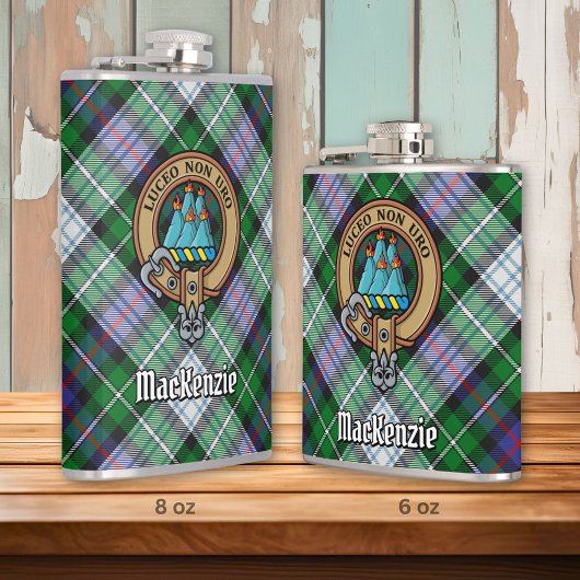 Clan MacKenzie Wappen über Dress Tartan Flachmann