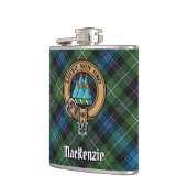 Clan MacKenzie Wappen über Tartan Flachmann (Links)