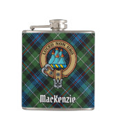 Clan MacKenzie Wappen über Tartan Flachmann (Vorderseite)