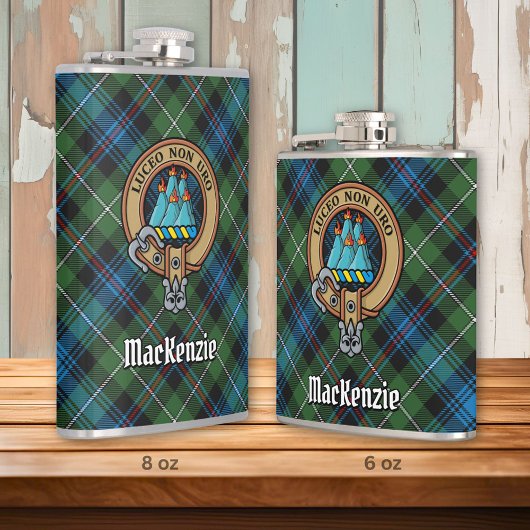 Clan MacKenzie Wappen über Tartan Flachmann