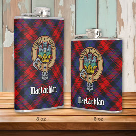 Clan MacLachlan Wappen über Tartan Flachmann