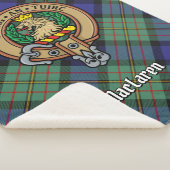 Clan MacLaren Wappen über Tartan Sherpadecke (3/4)