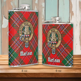 Clan MacLean Wappen über Tartan Flachmann