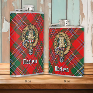 Clan MacLean Wappen über Tartan Flachmann