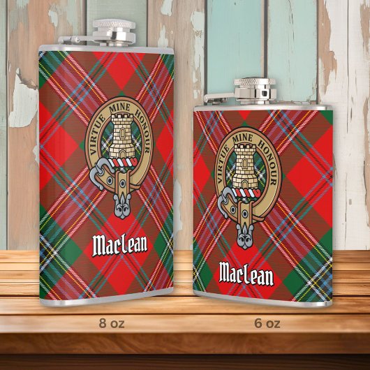 Clan MacLean Wappen über Tartan Flachmann