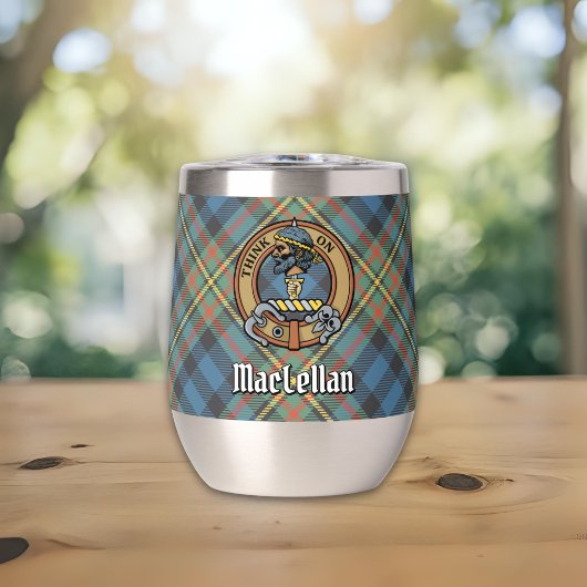 Clan MacLellan-Wappen über altem Tartan
