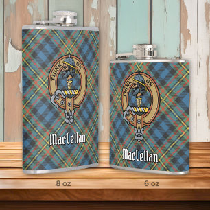 Clan MacLellan-Wappen über altem Tartan Flachmann
